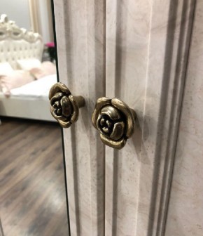 Шкаф 3-х створчатый (2+1) с зеркалом Афина (Крем корень) в Режи - rezh.ok-mebel.com | фото 4
